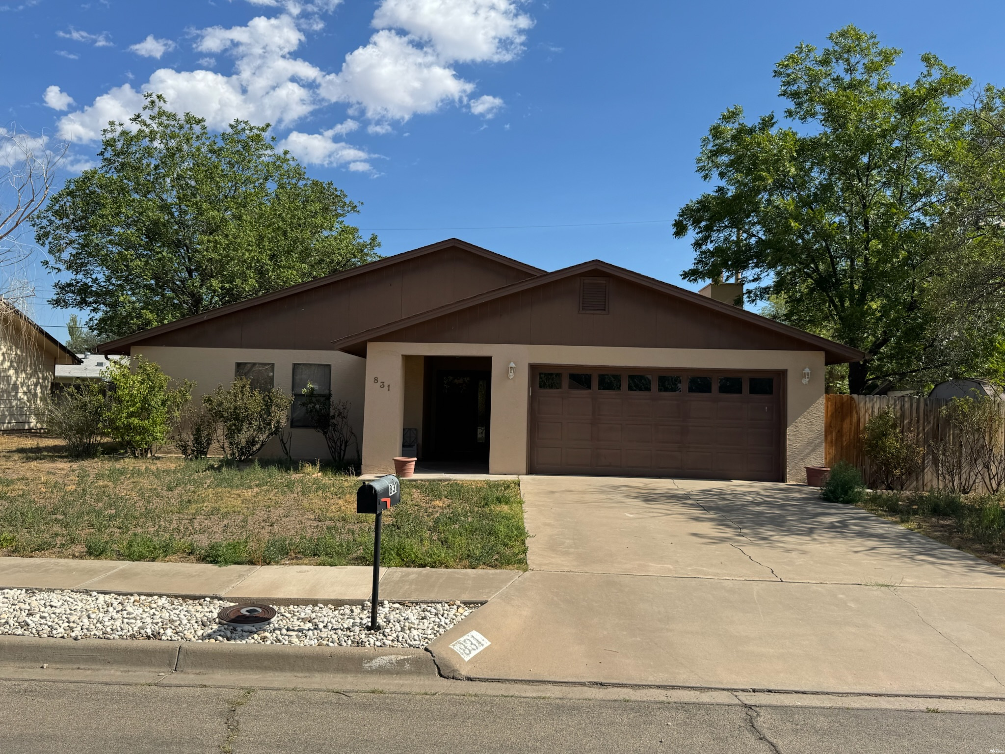 831 AGATE RD — exterior