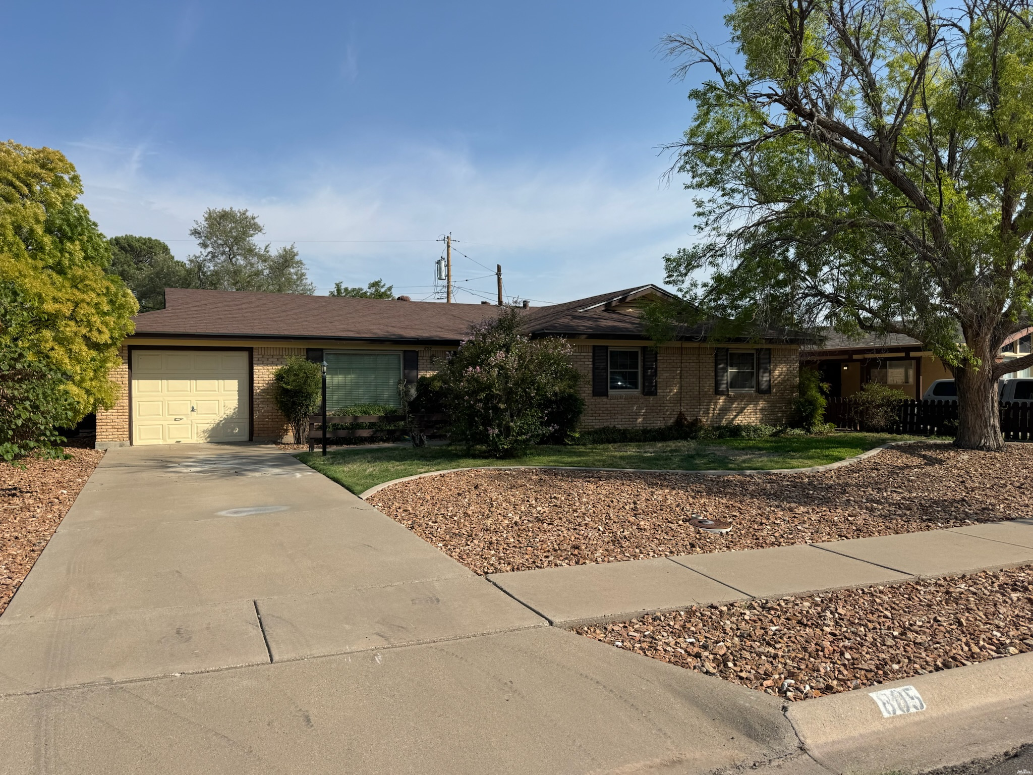 805 DEBORAH Dr — exterior