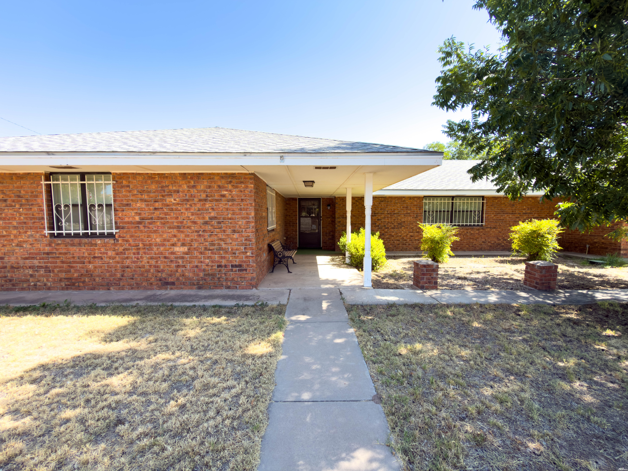 3300 HIGHLAND RD — exterior