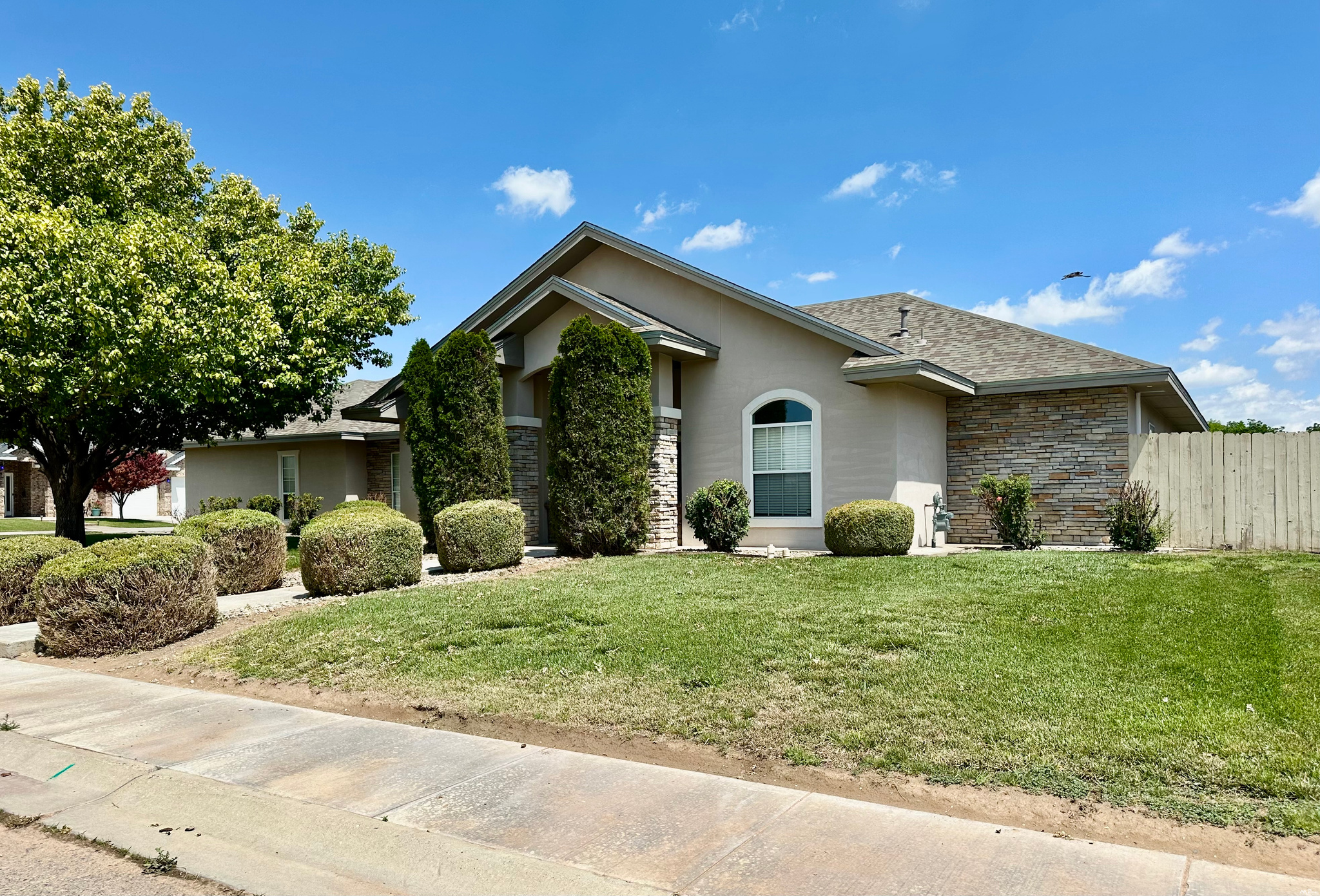 12 WEST LAKE CT — photo 2