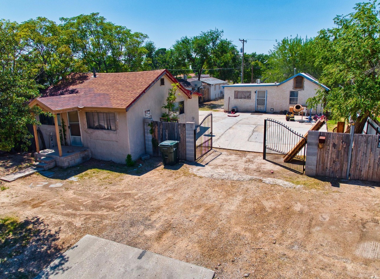 703 W LEA ST — exterior