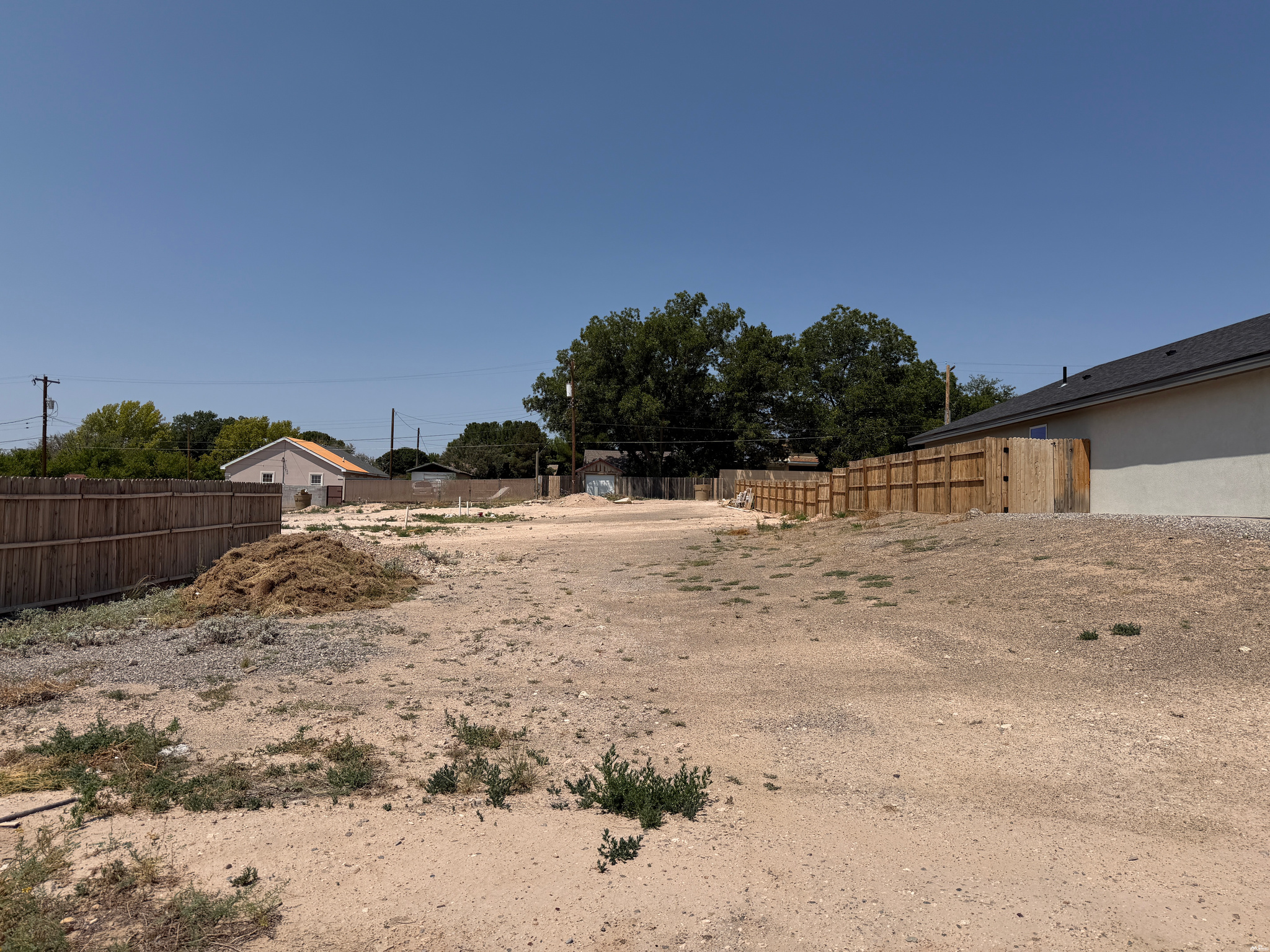 1204 N Richardson Ave — exterior