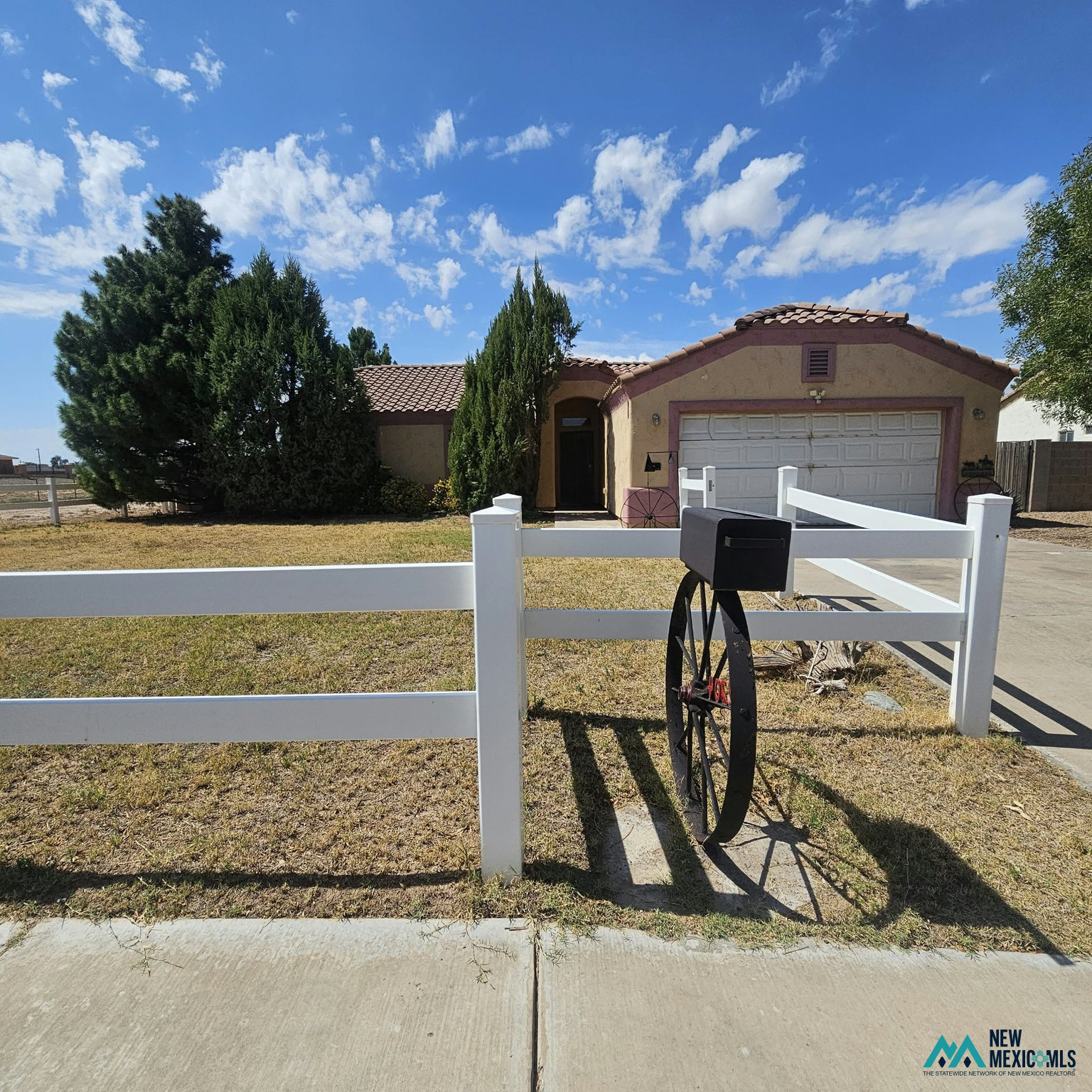 2204 S Richardson AVE — exterior