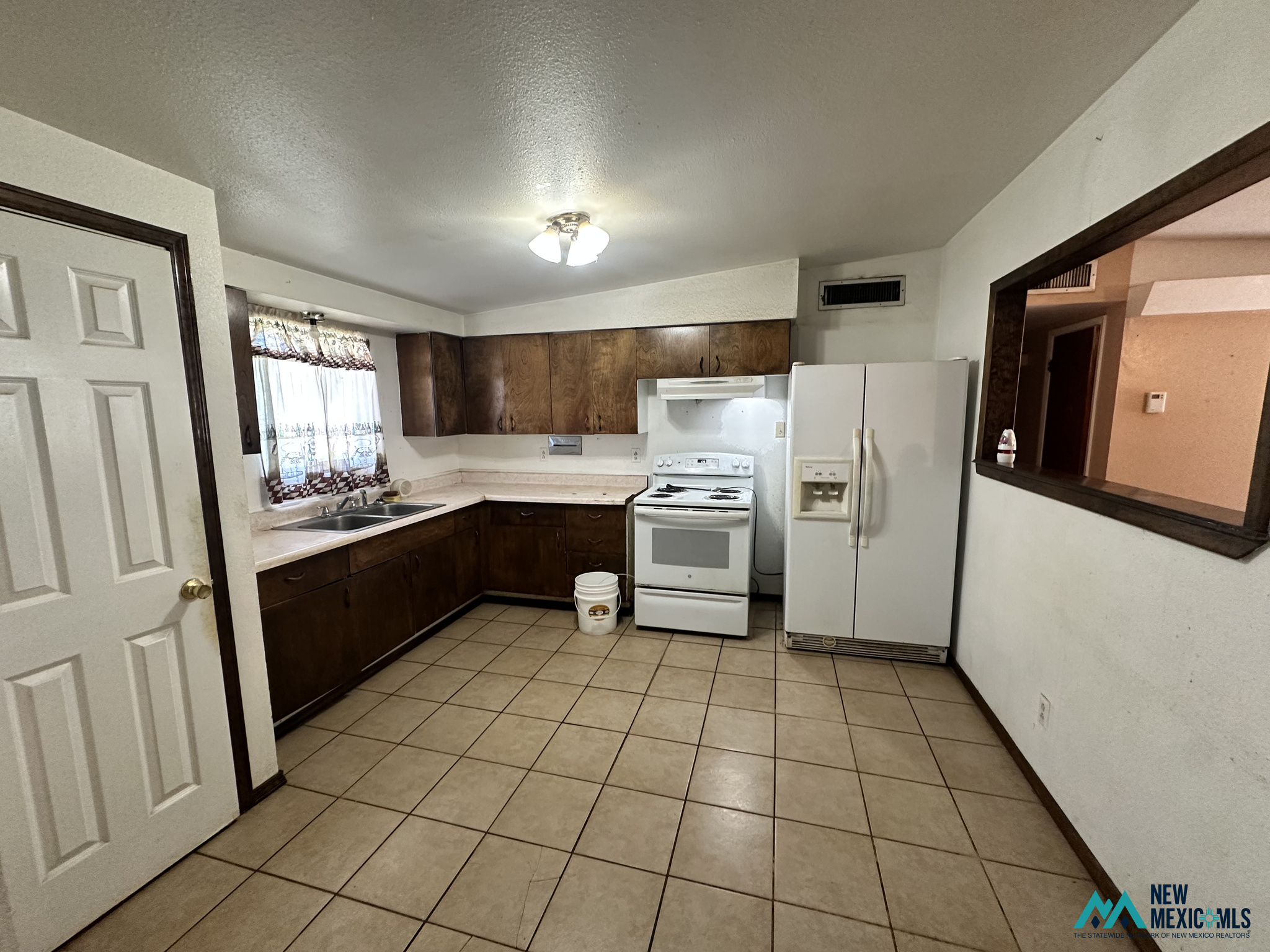 2713 Emerald DR — photo 3