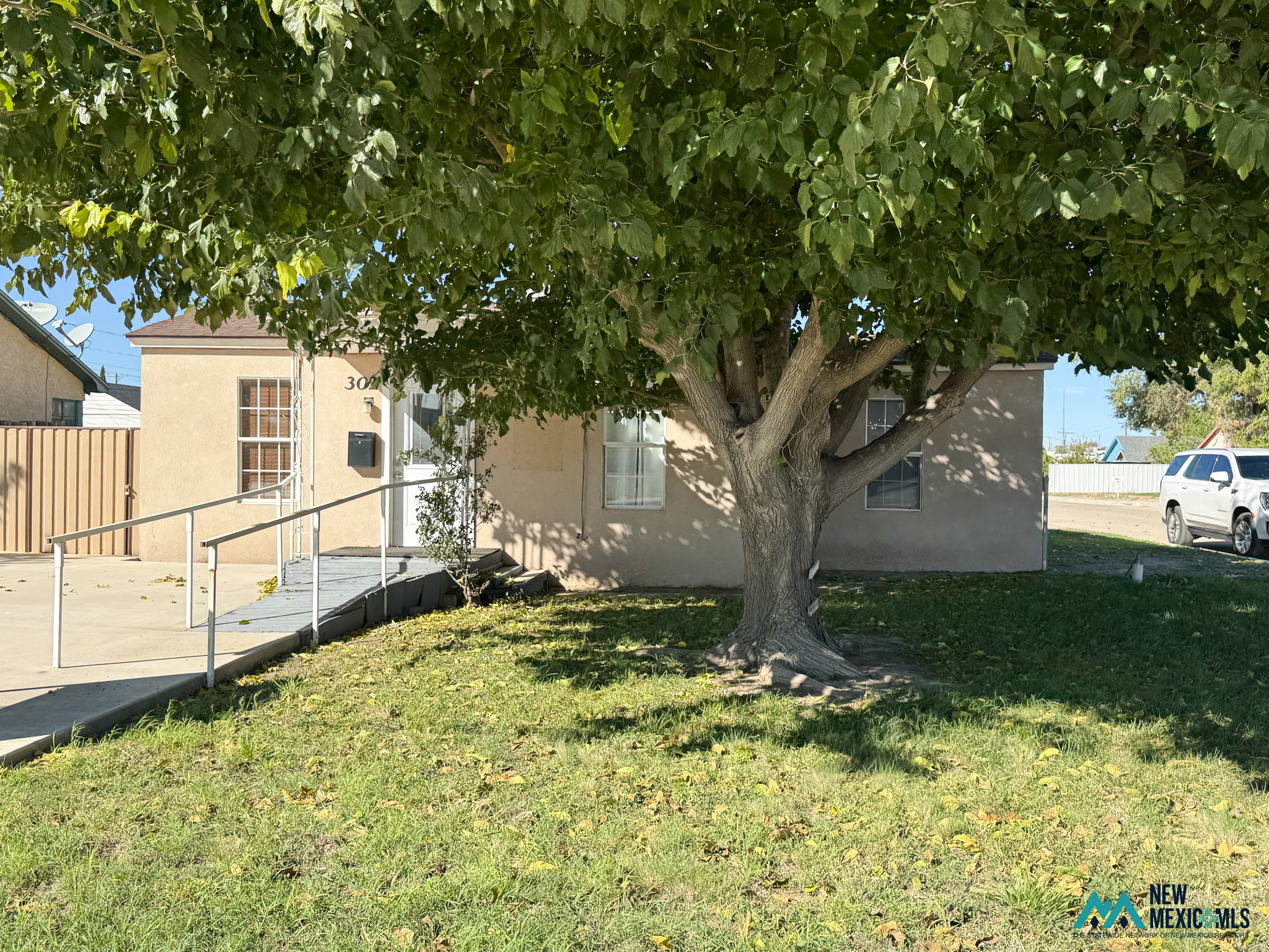 302 W Hermosa Dr — photo 2