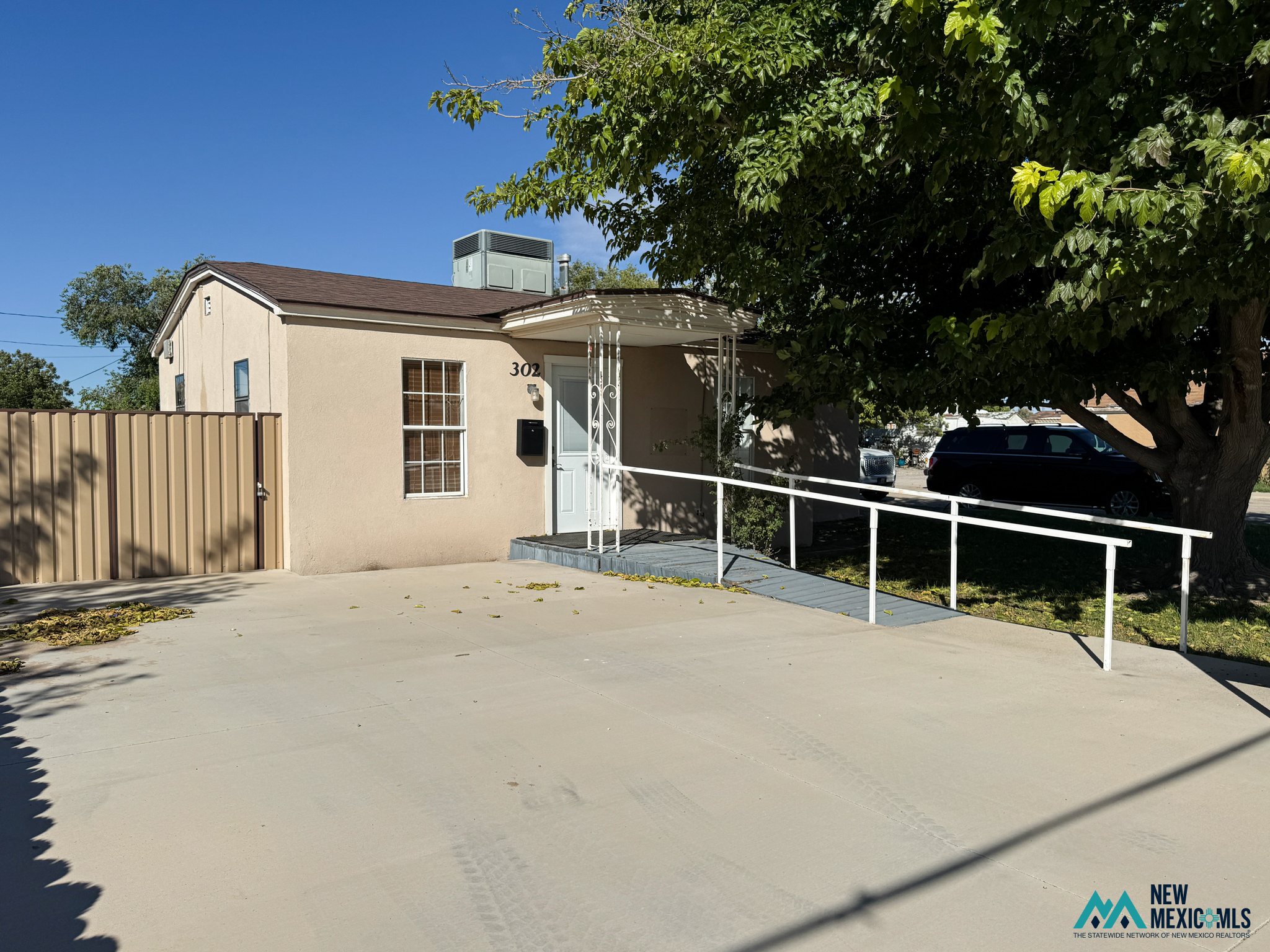 302 W Hermosa Dr
