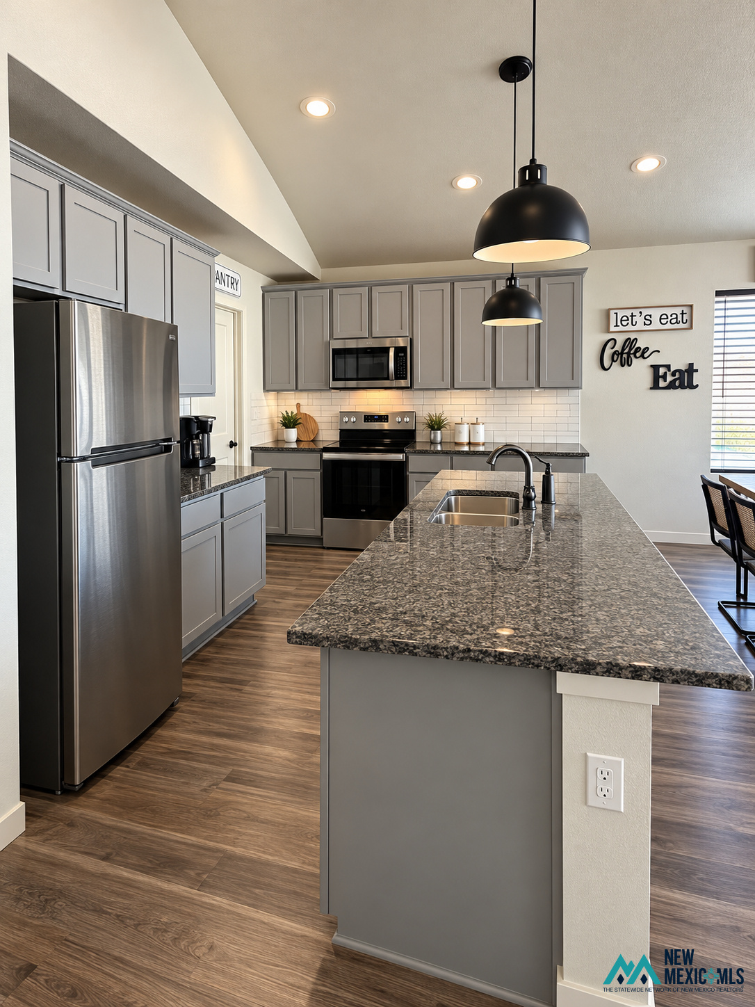 1136 E Aventura — photo 3