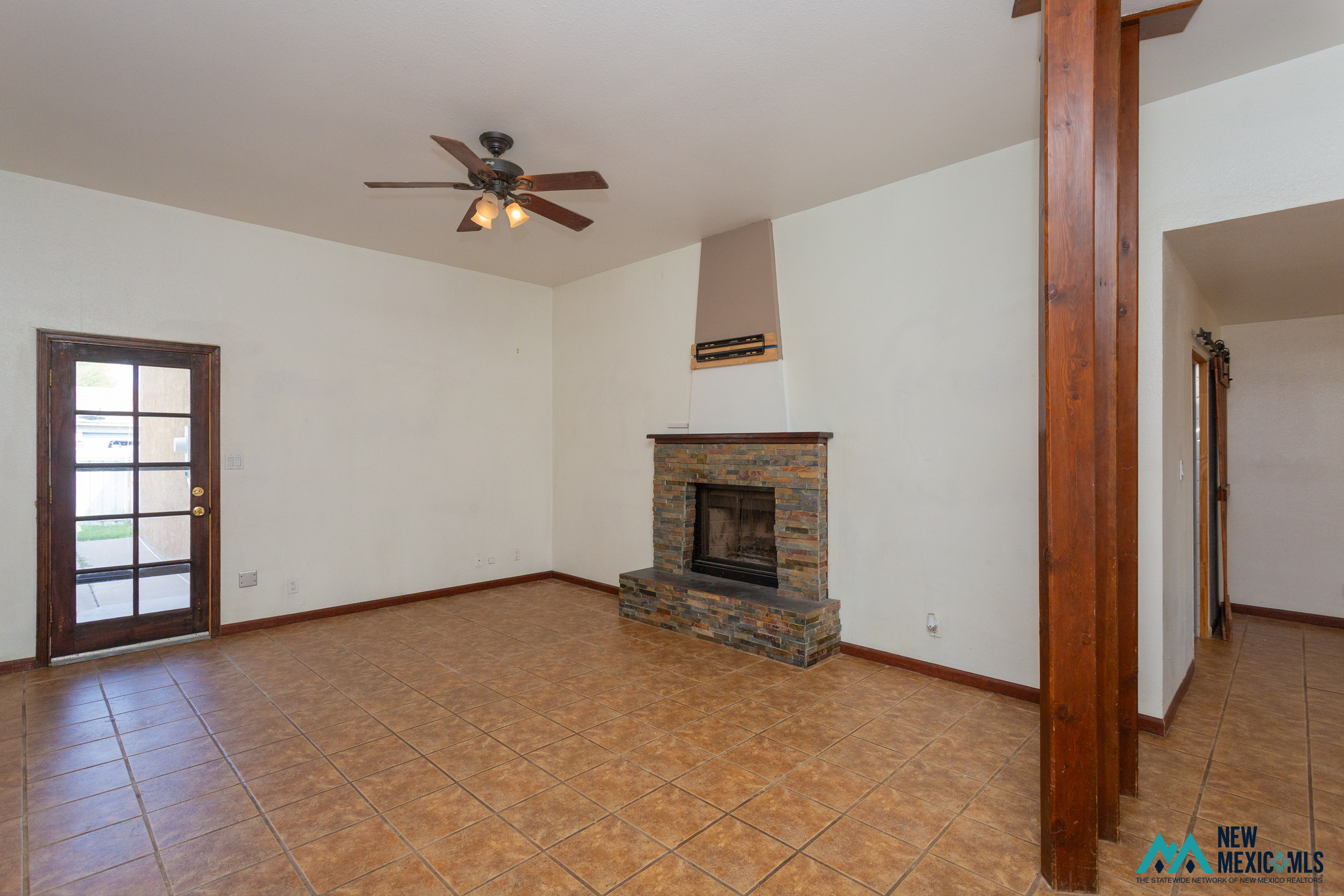 1009 Ivy Dr — photo 3