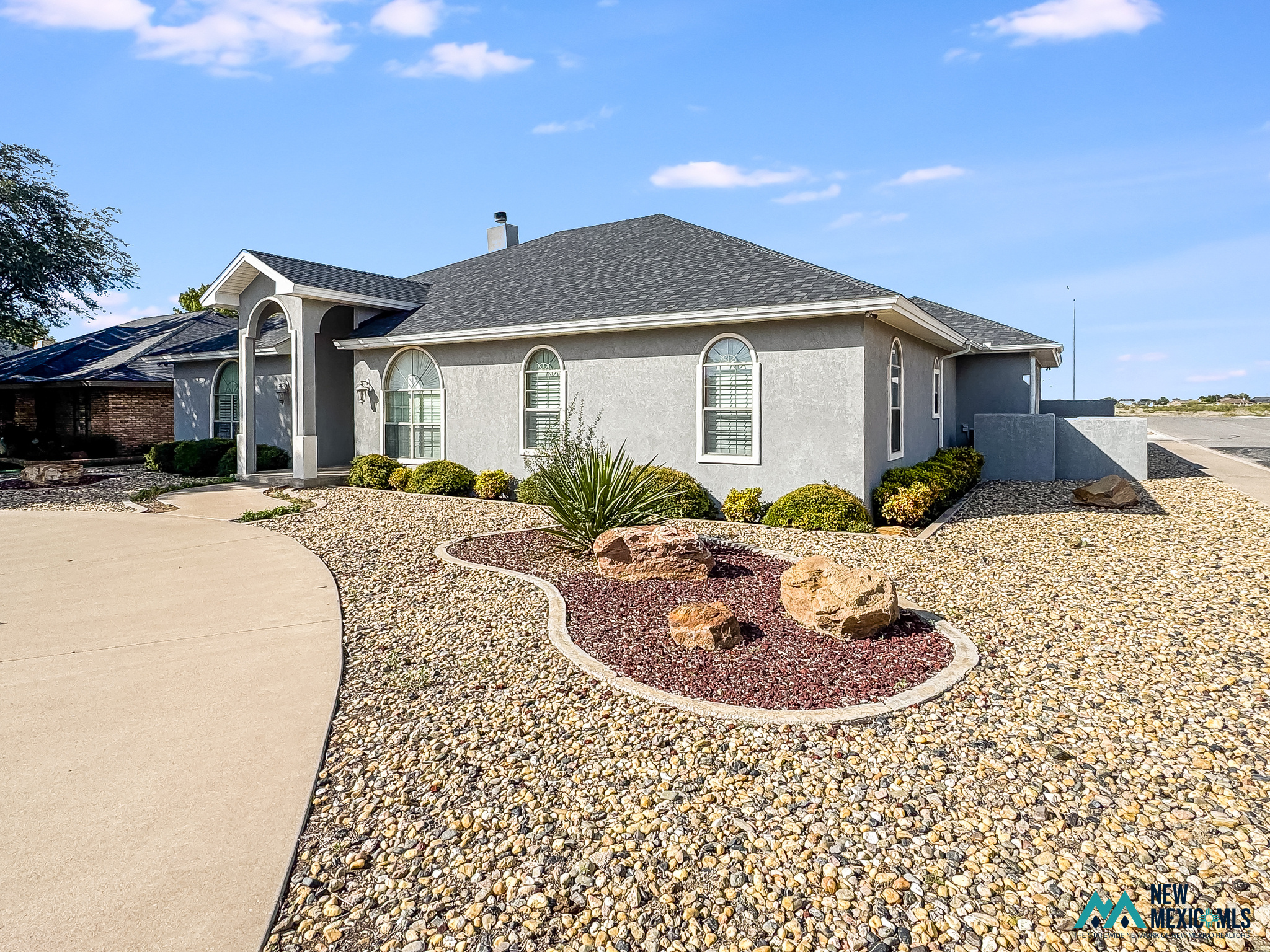 1302 Brittany Dr — photo 2
